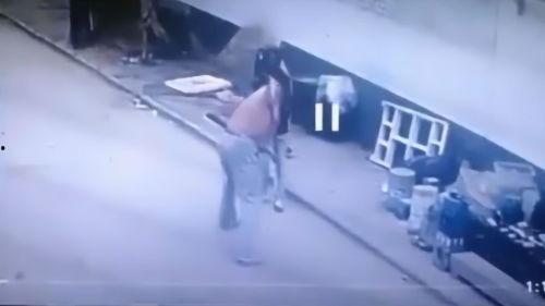 男人叉人视频播放,男子街头叉人事件全程回顾