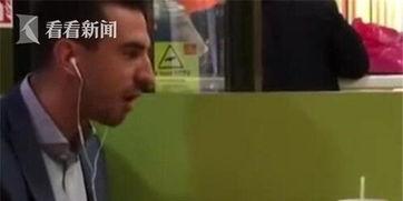 男人叉人视频播放,男子街头叉人事件全程回顾