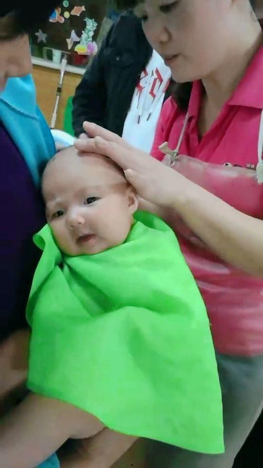 宝宝剃头视频,萌态百出,温馨满满