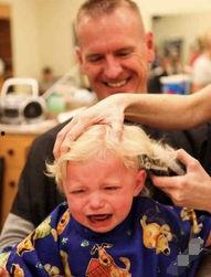 宝宝剃头视频,萌态百出,温馨满满